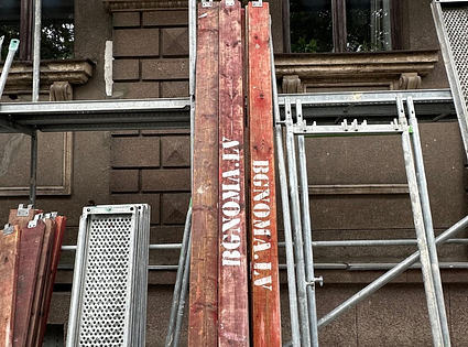 Sastatņu noma un montāža.  / Plettac