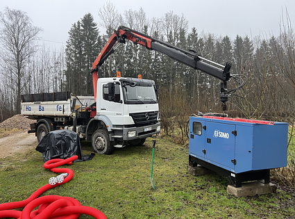 Bruģēšanas laukuma sagatavošana. Izņem / izved melnzemes slāni. Atved un ieber šķembu slāni. Ieber smalko materiālu izlīdzināšanas kārta 