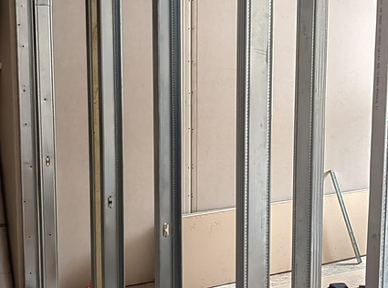 ESMU IEARADIES !! Paklpojumu klāsts bagātīgs !!  Pilns cikls Ēku renovācija , ēku celtniecība ! interesentiem Lūgums Zvanīt ,Rakstīt ..Starpnieki uzdzeriet ūdeni 