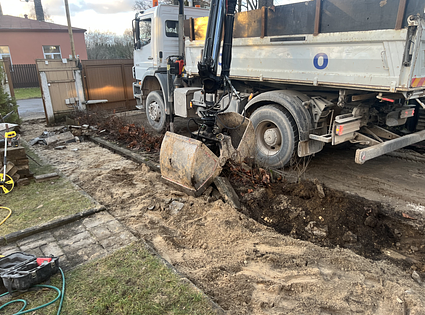 Bruģēšanas laukuma sagatavošana. Izņem / izved melnzemes slāni. Atved un ieber šķembu slāni. Ieber smalko materiālu izlīdzināšanas kārta 