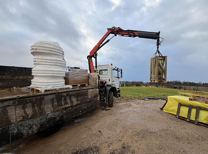Bruģēšanas laukuma sagatavošana. Izņem / izved melnzemes slāni. Atved un ieber šķembu slāni. Ieber smalko materiālu izlīdzināšanas kārta 
