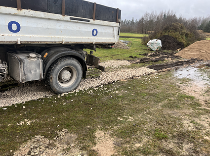 Bruģēšanas laukuma sagatavošana. Izņem / izved melnzemes slāni. Atved un ieber šķembu slāni. Ieber smalko materiālu izlīdzināšanas kārta 