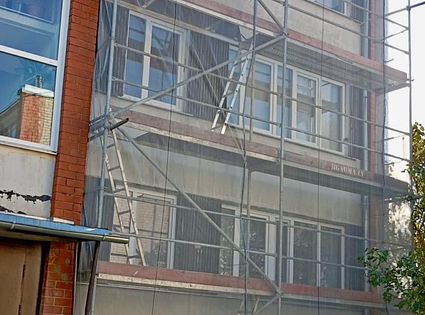 Sastatņu noma un montāža.  / Plettac