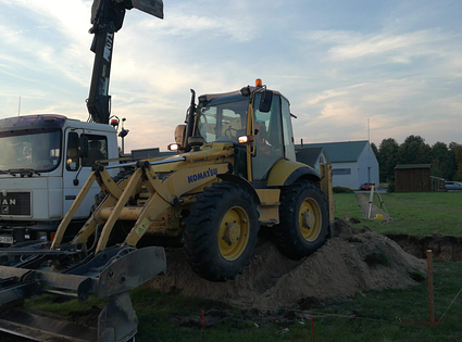 "Pašizgāzēja samasvala + Universālā Ekskavātora Pakalpojums" / KOMATSU WB97S + "MAN" pašizgāzējs.