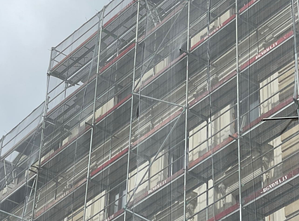 Sastatņu noma un montāža.  / Plettac