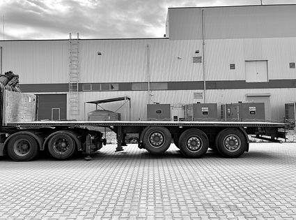 HEAVY MACHINERY TRAILERS - Vilcēji ar dažādām puspiekabēm- treileri, platformas.