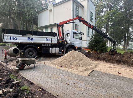 Bruģēšanas laukuma sagatavošana. Izņem / izved melnzemes slāni. Atved un ieber šķembu slāni. Ieber smalko materiālu izlīdzināšanas kārta 