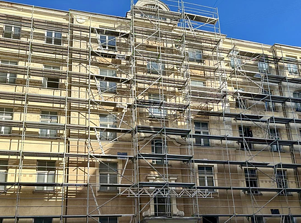 Sastatņu noma un montāža.  / Plettac