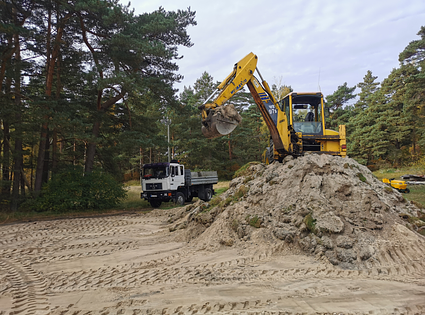 "Pašizgāzēja samasvala + Universālā Ekskavātora Pakalpojums" / KOMATSU WB97S + "MAN" pašizgāzējs.