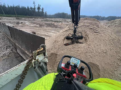 Bruģēšanas laukuma sagatavošana. Izņem / izved melnzemes slāni. Atved un ieber šķembu slāni. Ieber smalko materiālu izlīdzināšanas kārta 