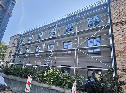 Sastatņu noma un montāža.  / Plettac