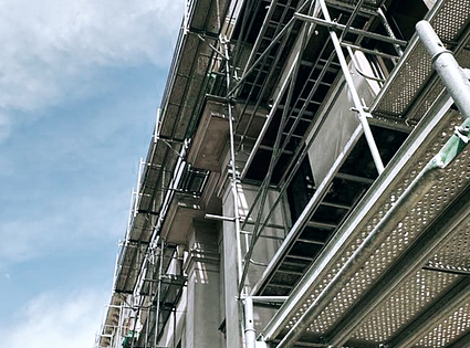 Sastatņu noma un montāža.  / Plettac