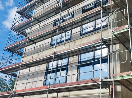 Sastatņu noma un montāža.  / Plettac