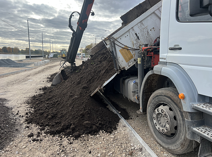 Bruģēšanas laukuma sagatavošana. Izņem / izved melnzemes slāni. Atved un ieber šķembu slāni. Ieber smalko materiālu izlīdzināšanas kārta 