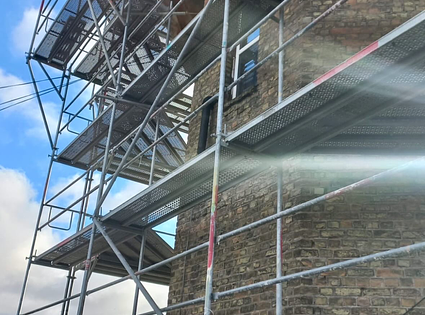 Sastatņu noma un montāža.  / Plettac