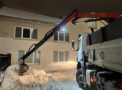 Bruģēšanas laukuma sagatavošana. Izņem / izved melnzemes slāni. Atved un ieber šķembu slāni. Ieber smalko materiālu izlīdzināšanas kārta 